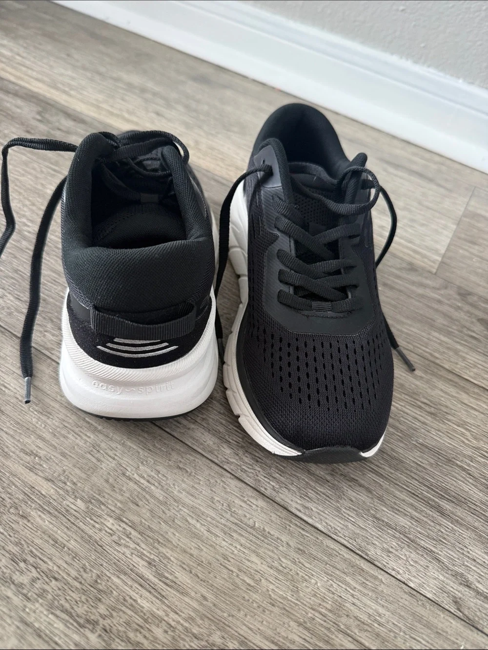 Easy Spirit Men's Black and Pink Cushioned Walking Sneakers